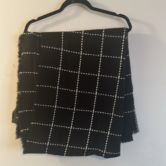 Zara Black and White Plaid Scarf (OS) - Picture 4 of 4